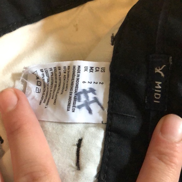 AEO Black Khaki Stretch Midi Shorts - Picture 2 of 3